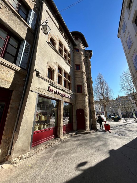 STUDIO A LOUER - ST ETIENNE - 36 m2 - 350 &euro; charges comprises par mois