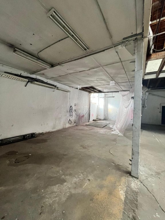 BOUTIQUE A LOUER - ST ETIENNE - 400 m2 - 950 &euro; HC par mois