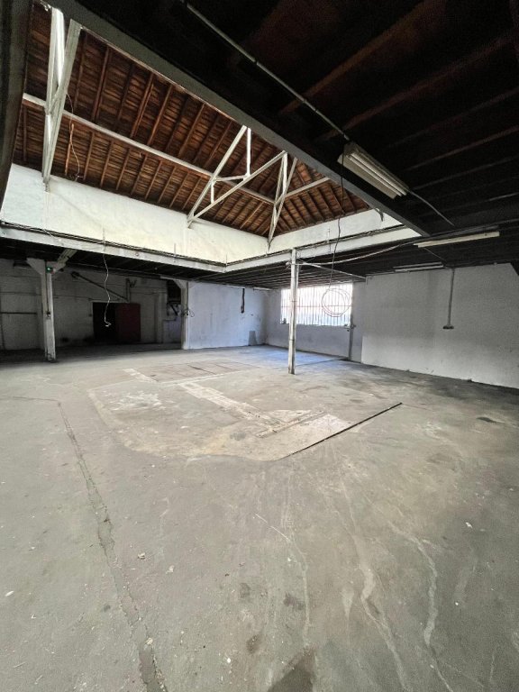 BOUTIQUE A LOUER - ST ETIENNE - 400 m2 - 950 &euro; HC par mois