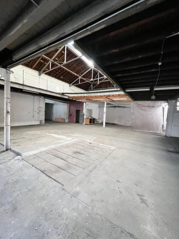 BOUTIQUE A LOUER - ST ETIENNE - 400 m2 - 950 &euro; HC par mois