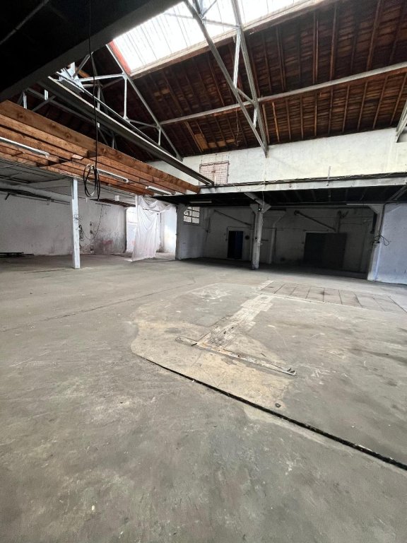 BOUTIQUE A LOUER - ST ETIENNE - 400 m2 - 950 &euro; HC par mois