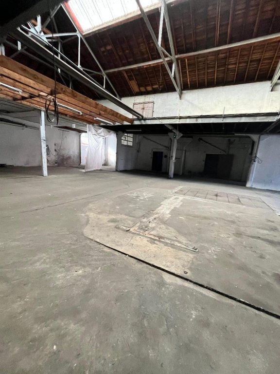 BOUTIQUE A LOUER - ST ETIENNE - 400 m2 - 950 &euro; HC par mois