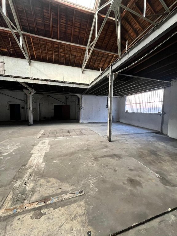 BOUTIQUE A LOUER - ST ETIENNE - 400 m2 - 950 &euro; HC par mois