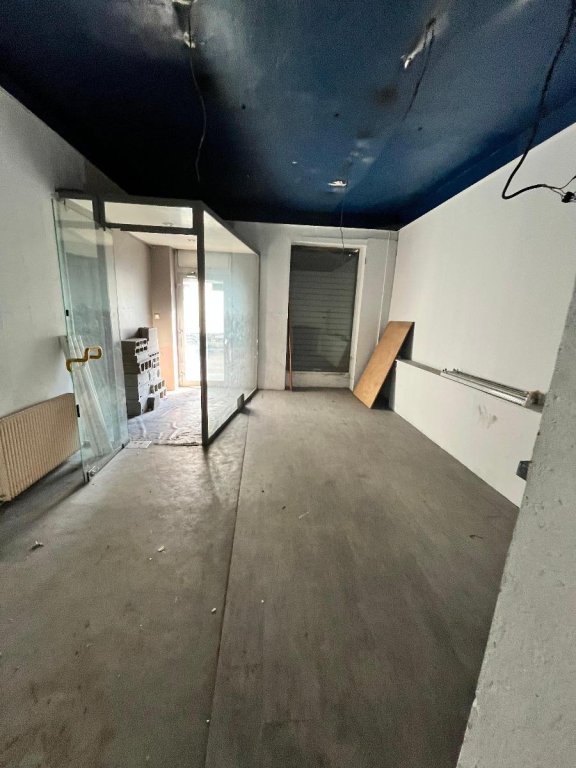 BOUTIQUE A LOUER - ST ETIENNE - 400 m2 - 950 &euro; HC par mois