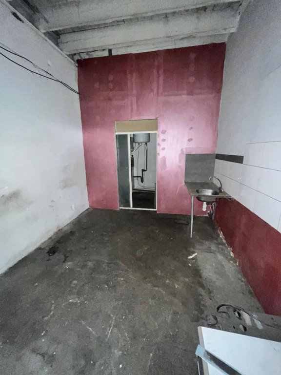 BOUTIQUE A LOUER - ST ETIENNE - 400 m2 - 950 &euro; HC par mois