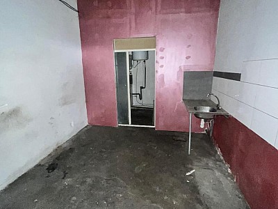 BOUTIQUE A LOUER - ST ETIENNE - 400 m2 - 950 € HC par mois