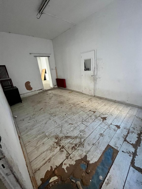 BOUTIQUE A LOUER - ST ETIENNE - 400 m2 - 950 &euro; HC par mois