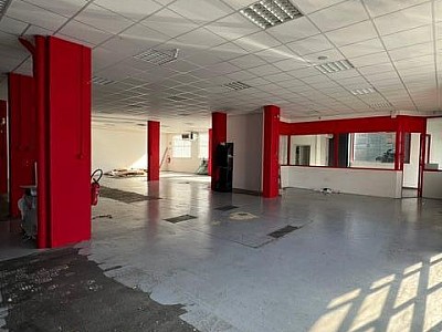 BOUTIQUE A LOUER - ST ETIENNE - 355 m2 - 3 000 € HC par mois