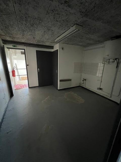 BOUTIQUE A LOUER - ST ETIENNE - 355 m2 - 3 000 &euro; HC par mois