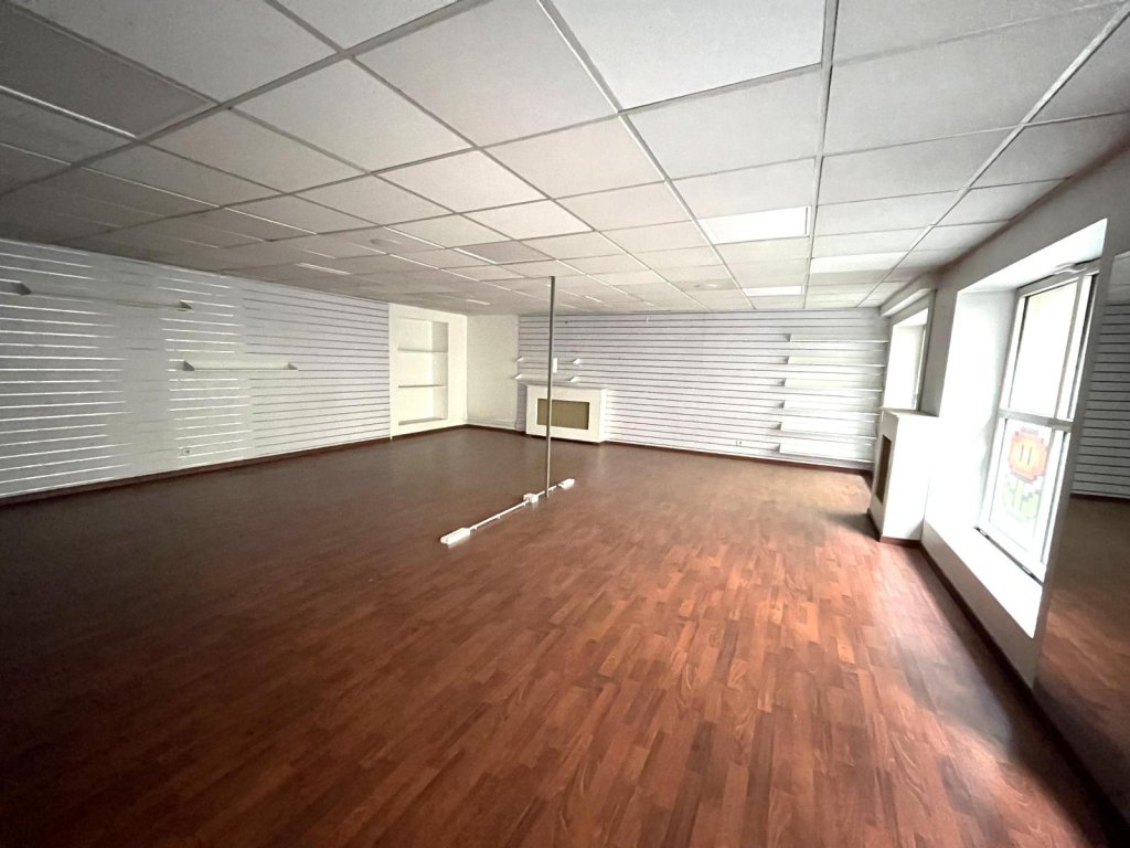 BOUTIQUE A LOUER - ST ETIENNE - 155 m2 - 1 400 &euro; HC par mois