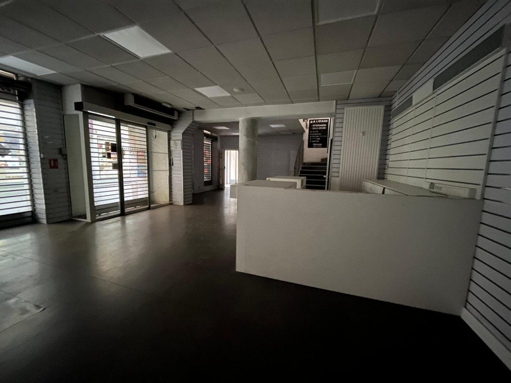 BOUTIQUE A LOUER - ST ETIENNE - 155 m2 - 1 400 &euro; HC par mois