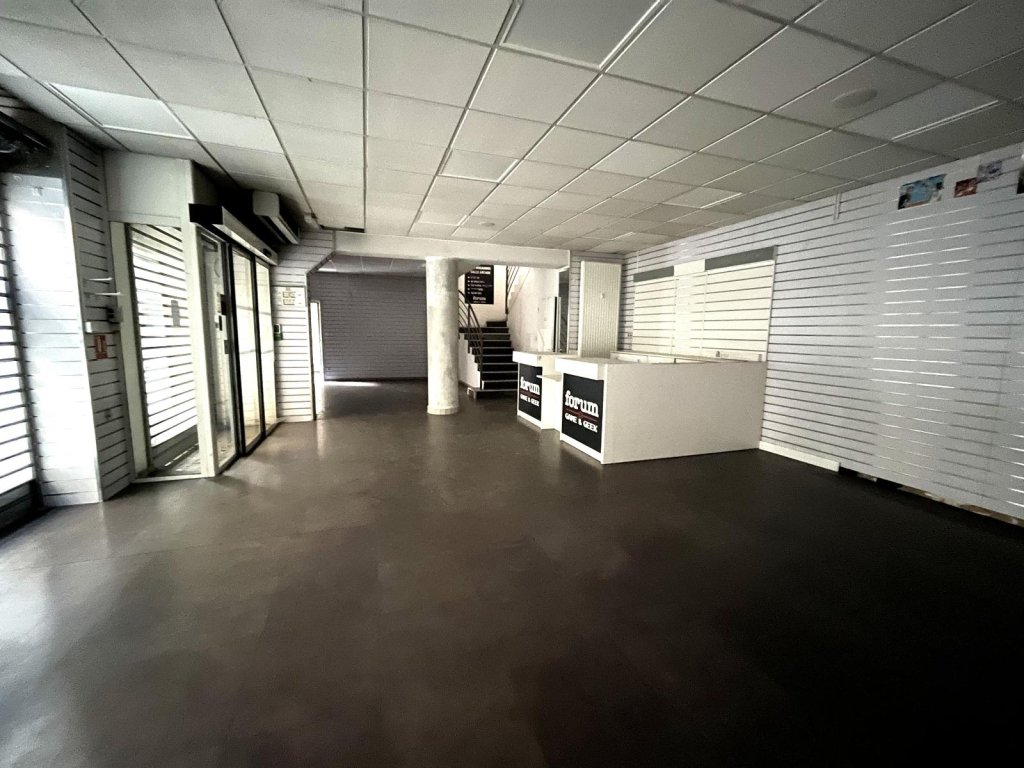 BOUTIQUE A LOUER - ST ETIENNE - 155 m2 - 1 400 &euro; HC par mois