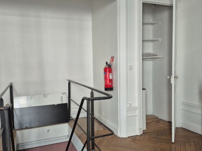 BOUTIQUE A LOUER - ST ETIENNE - 750 € HC par mois