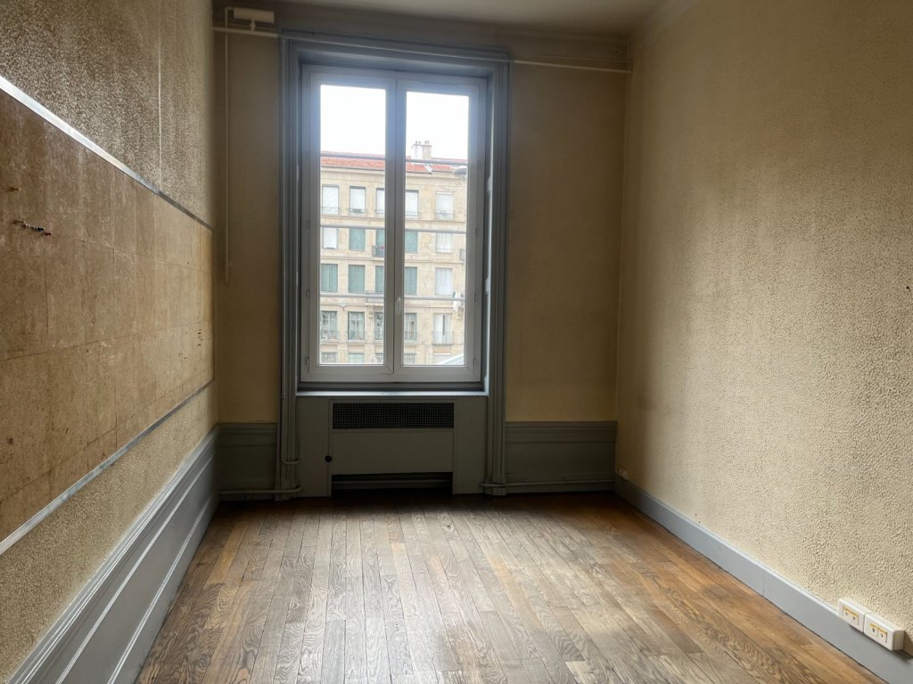 Local commercial / professionnel / appartement A VENDRE - ST ETIENNE centre ville - 174.44 m2 - 145 000 &euro; 