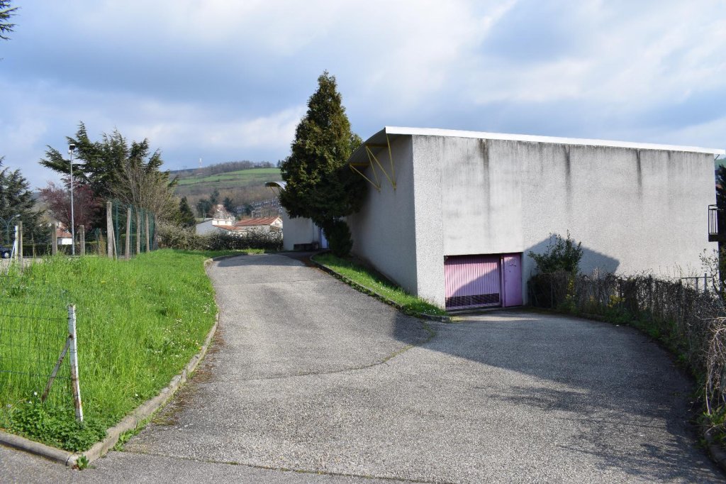 PARKING EXTERIEUR A LOUER - LA RICAMARIE - 64 &euro; charges comprises par mois