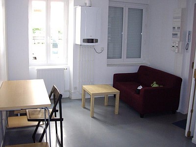 STUDIO A LOUER - ST ETIENNE - 33 m2 - 335 € charges comprises par mois