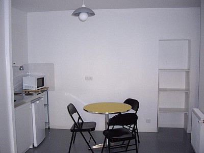 STUDIO A LOUER - ST ETIENNE - 33 m2 - 335 € charges comprises par mois