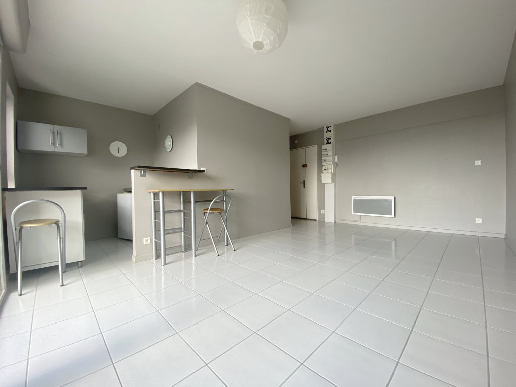 STUDIO A LOUER - ST ETIENNE - 27.6 m2 - 350 &euro; charges comprises par mois