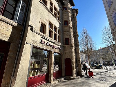 STUDIO A LOUER - ST ETIENNE - 36 m2 - 350 € charges comprises par mois