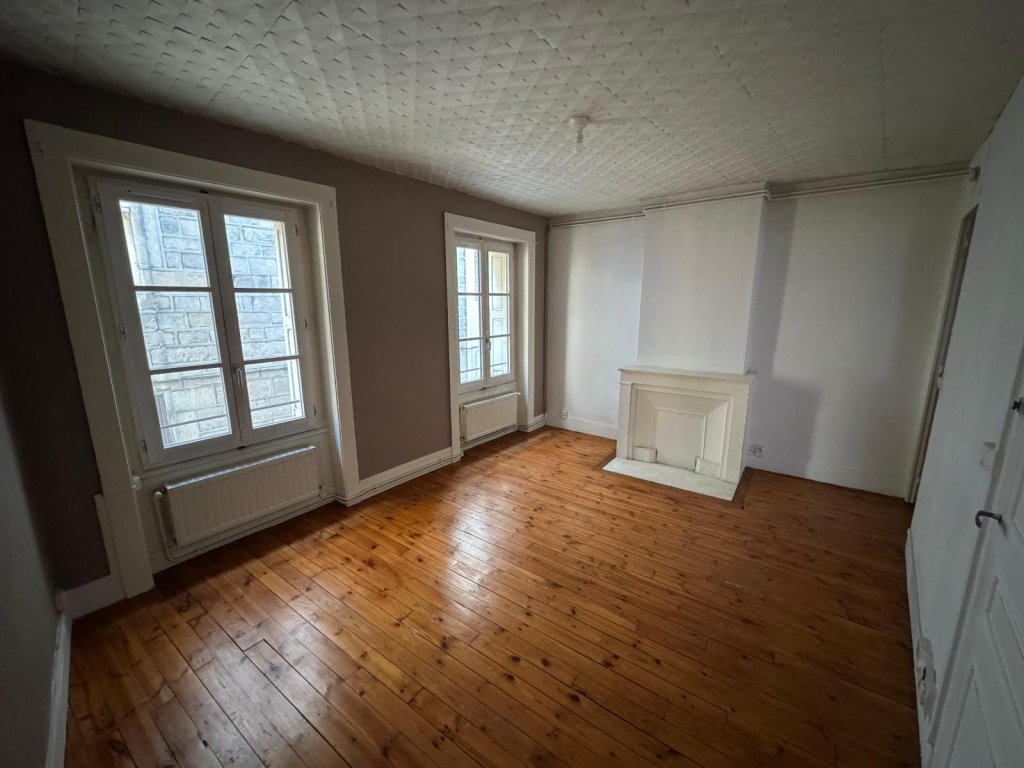 STUDIO A LOUER - ST ETIENNE - 36 m2 - 350 &euro; charges comprises par mois