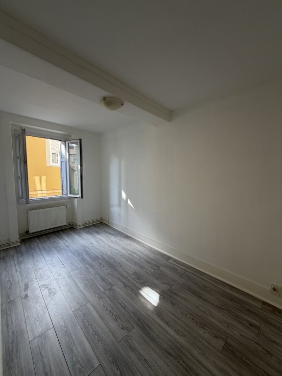 APPARTEMENT T4 A LOUER - ST ETIENNE Centre Deux-Trefilerie - 77.65 m2 - 670 &euro; charges comprises par mois