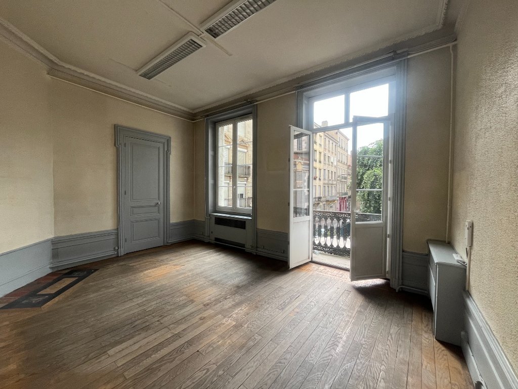 APPARTEMENT T8 A VENDRE - ST ETIENNE - 174.4 m2 - 135 000 &euro;