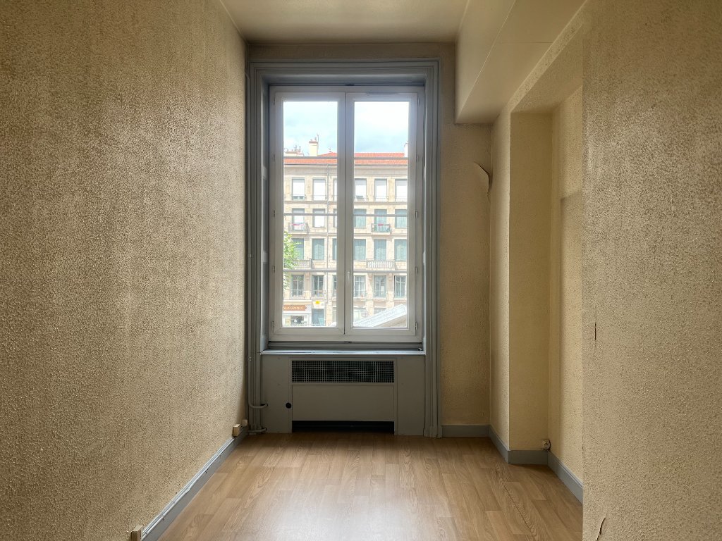 APPARTEMENT T8 A VENDRE - ST ETIENNE - 174.4 m2 - 135 000 &euro;