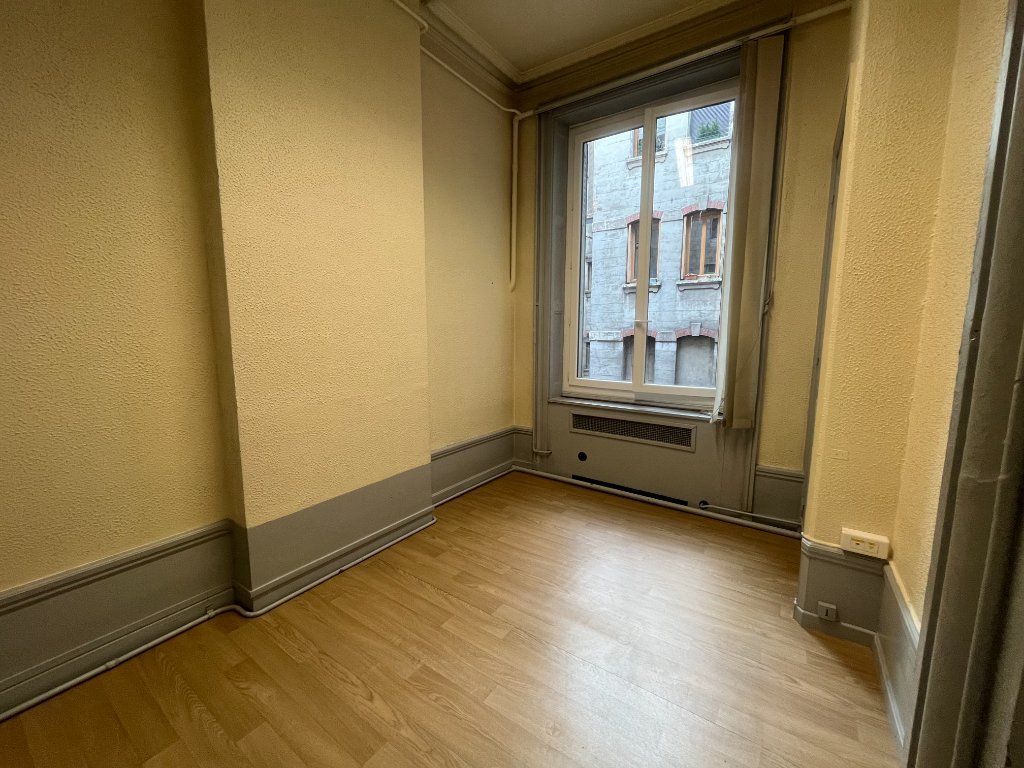 APPARTEMENT T8 A VENDRE - ST ETIENNE - 174.4 m2 - 135 000 &euro;