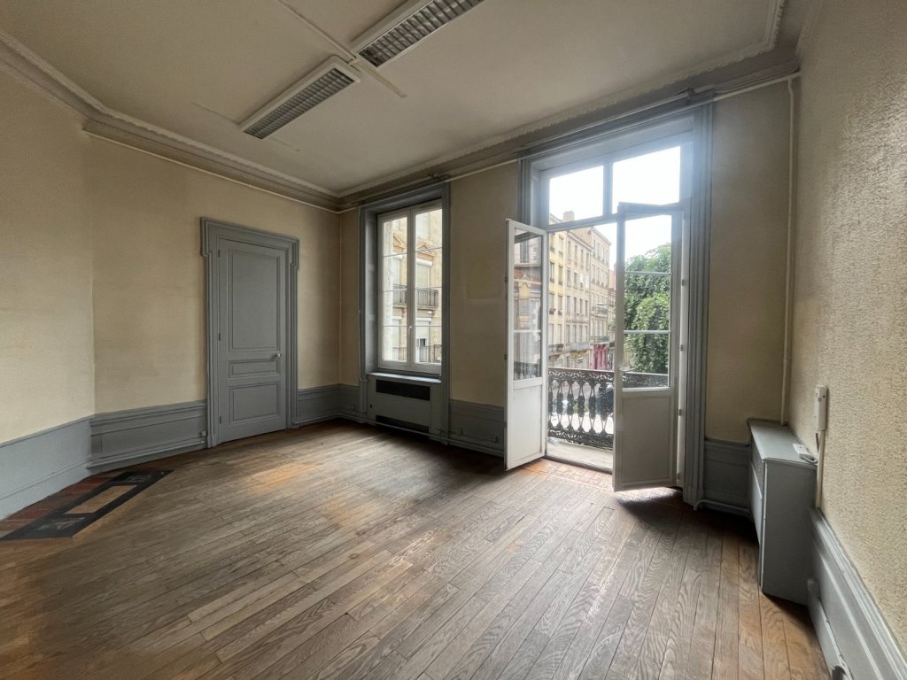 APPARTEMENT T8 A VENDRE - ST ETIENNE - 174.4 m2 - 135 000 &euro;