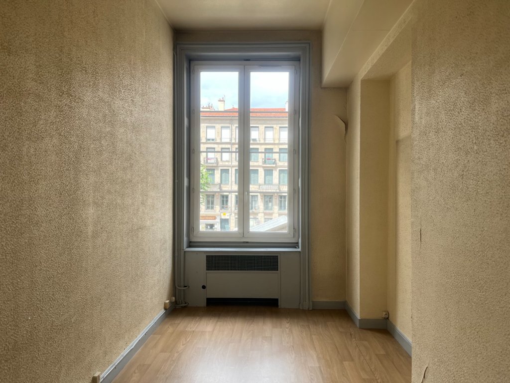 APPARTEMENT T8 A VENDRE - ST ETIENNE - 174.4 m2 - 135 000 &euro;