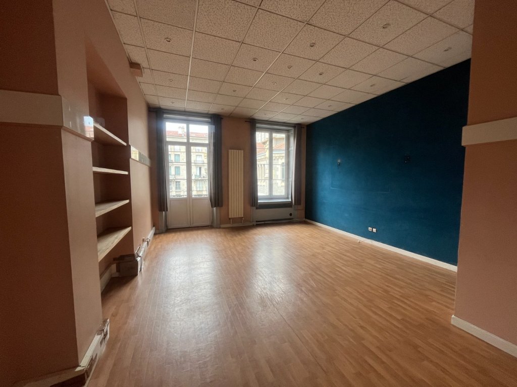 APPARTEMENT T8 A VENDRE - ST ETIENNE - 174.4 m2 - 135 000 &euro;