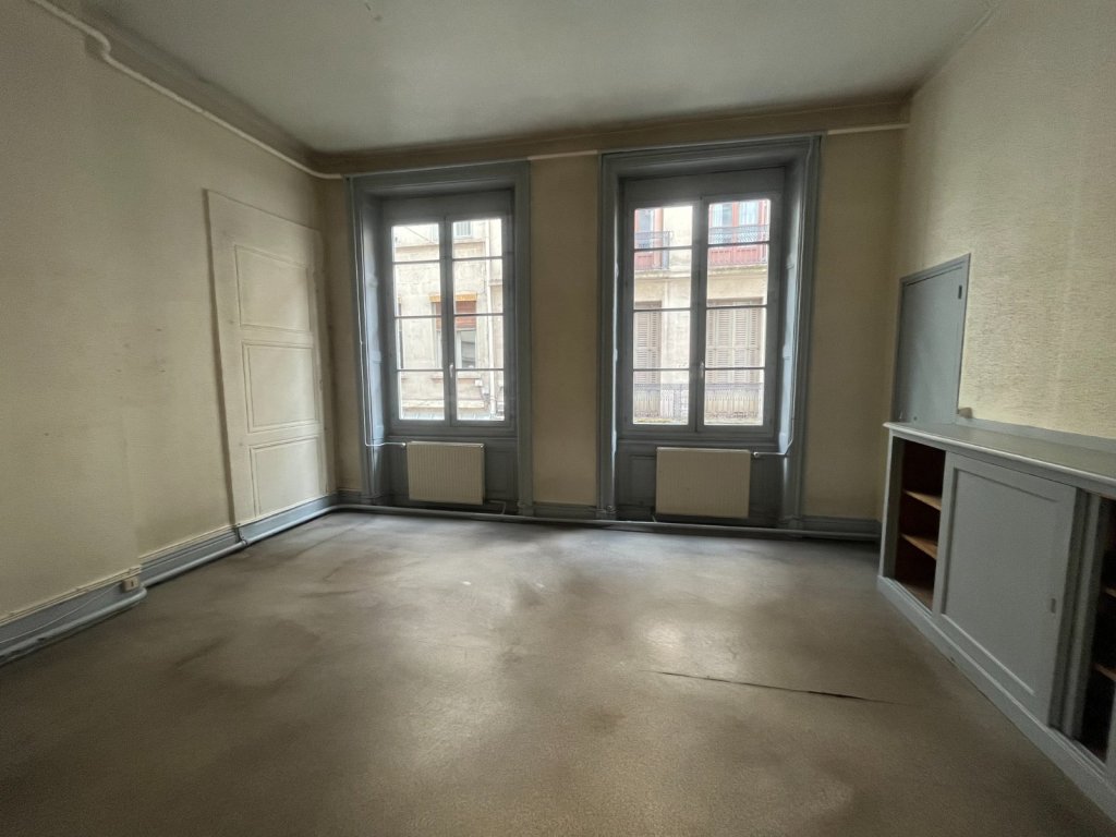 APPARTEMENT T8 A VENDRE - ST ETIENNE - 174.4 m2 - 135 000 &euro;